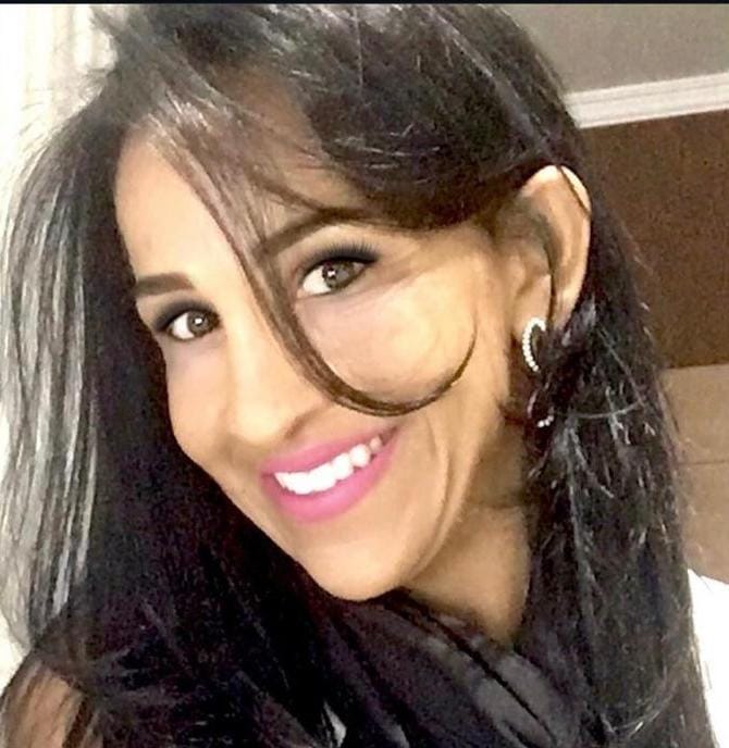 mediumshotsmileywomanposing1I824